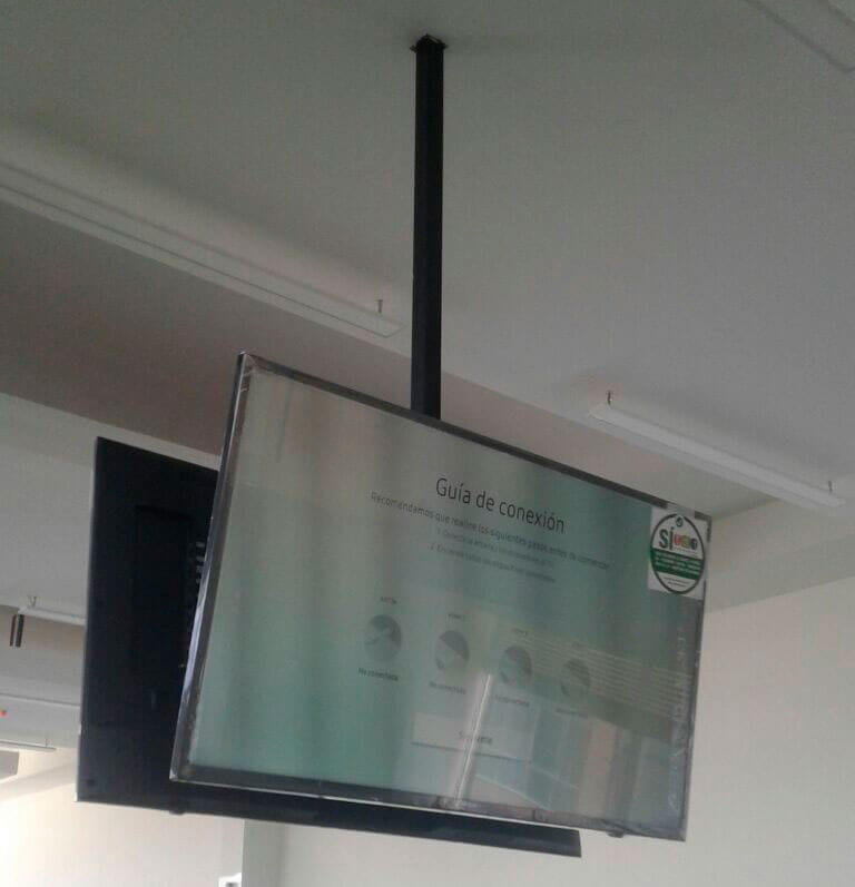 Soporte de techo para dos televisores instalados en Bogota